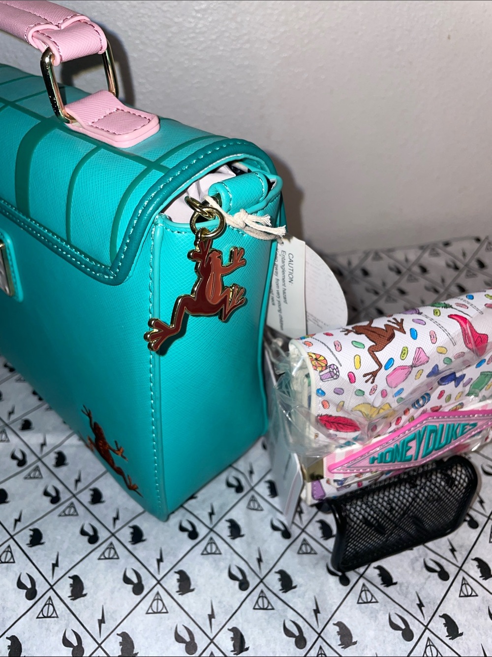 Exclusive Loungefly Harry Potter Sweet Shop Honeydukes Crossbody and Wallet Set - Picture 9 of 15